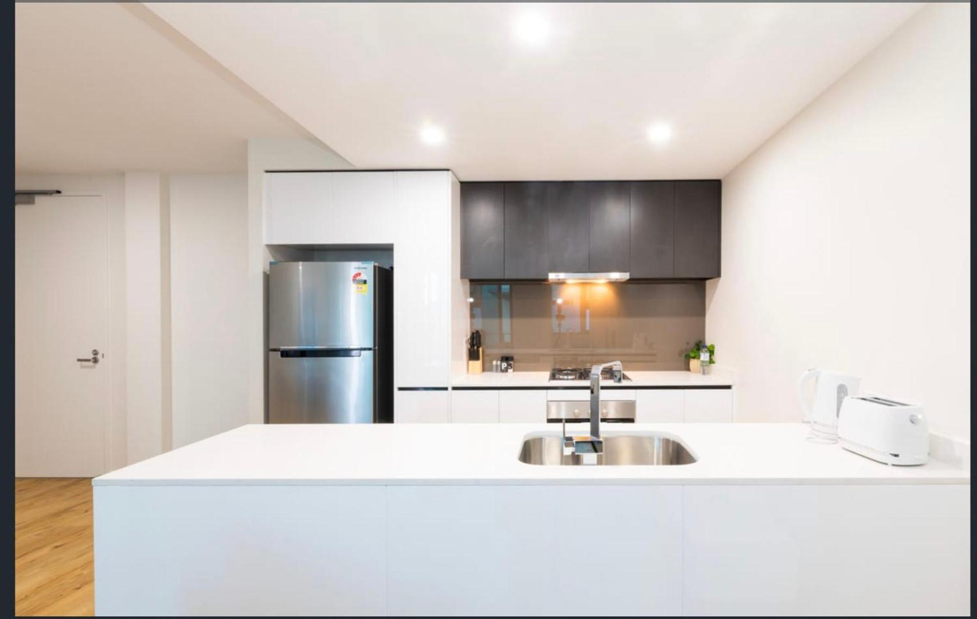 Apartment South 2 Bed 2 Bath With Parking *