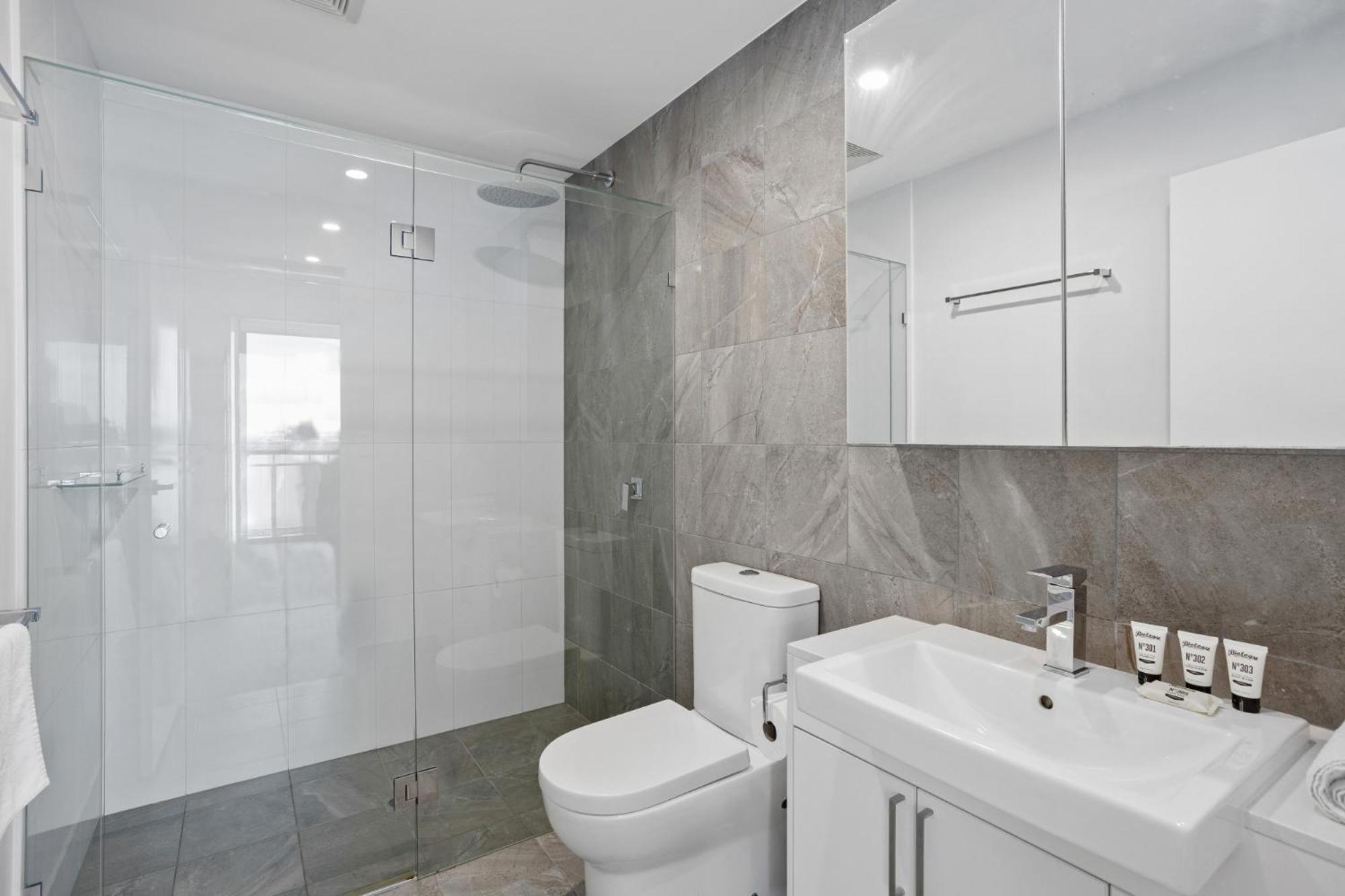 Sleek 2-bed With Balcony And Communal Bbq Area Duplicate *