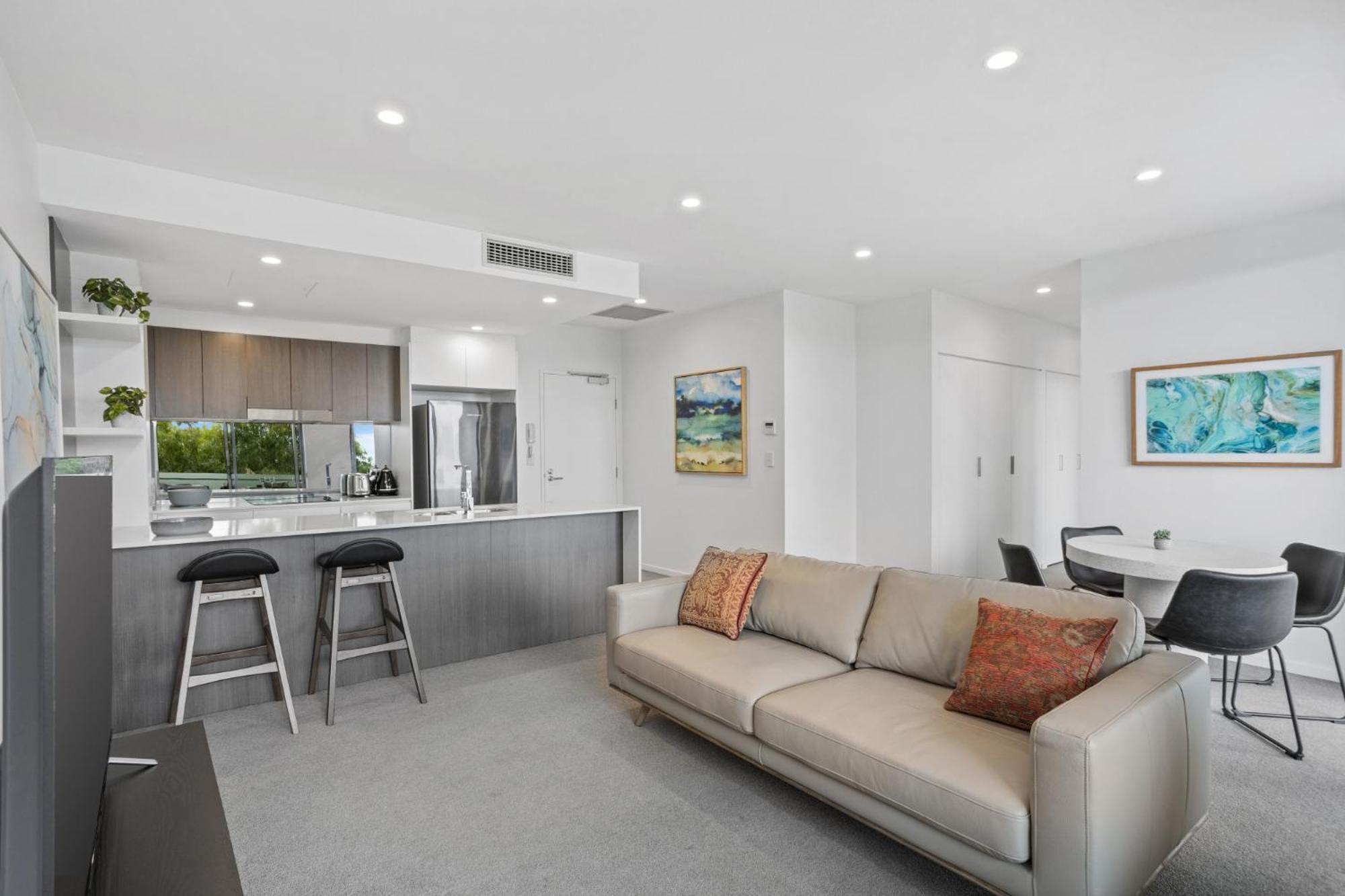 Sleek 2-bed With Balcony And Communal Bbq Area Duplicate Apartment Brisbane