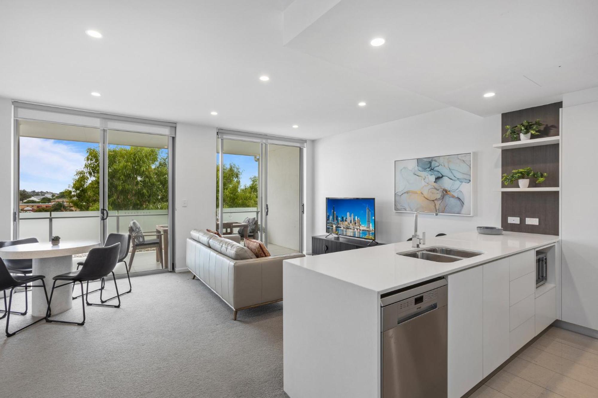 Sleek 2-bed With Balcony And Communal Bbq Area Duplicate *