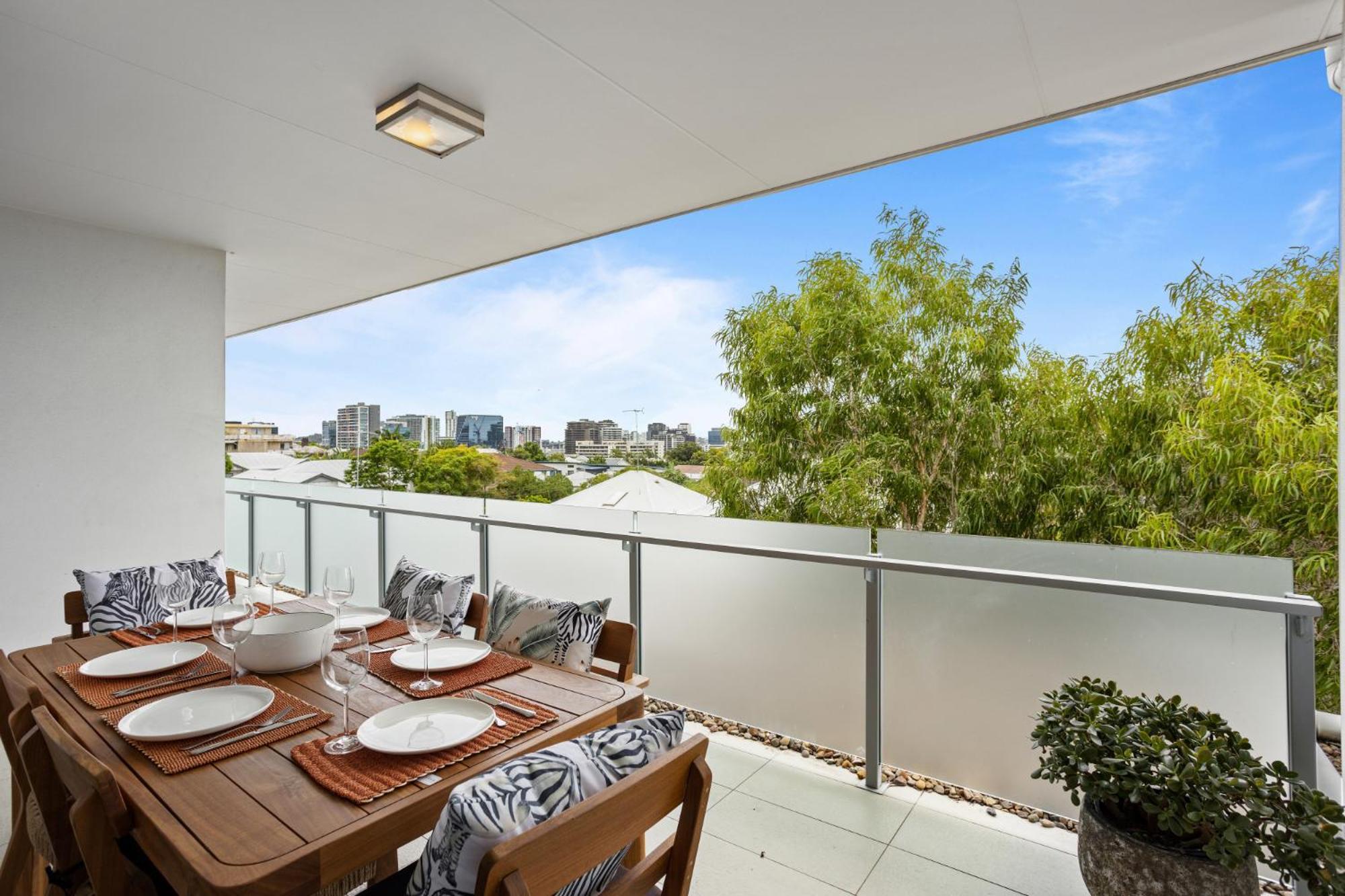 Sleek 2-bed With Balcony And Communal Bbq Area Duplicate Apartment *