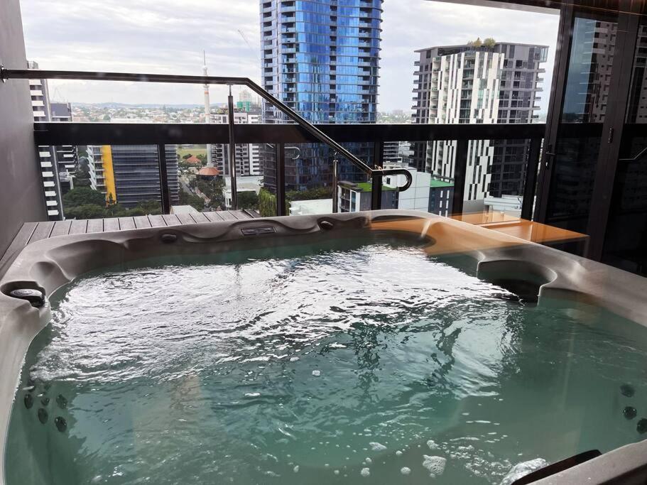 Apartment Brand-new W Pool, Gym And *