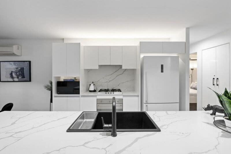 Spacious River View 3 Bdrm With 2 Car Spaces * Brisbane