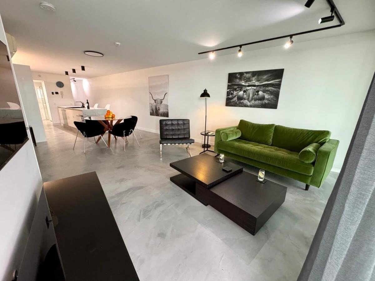 Apartment Spacious River View 3 Bdrm With 2 Car Spaces *