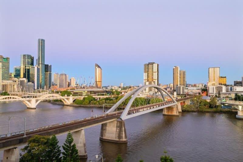 Spacious River View 3 Bdrm With 2 Car Spaces * Brisbane