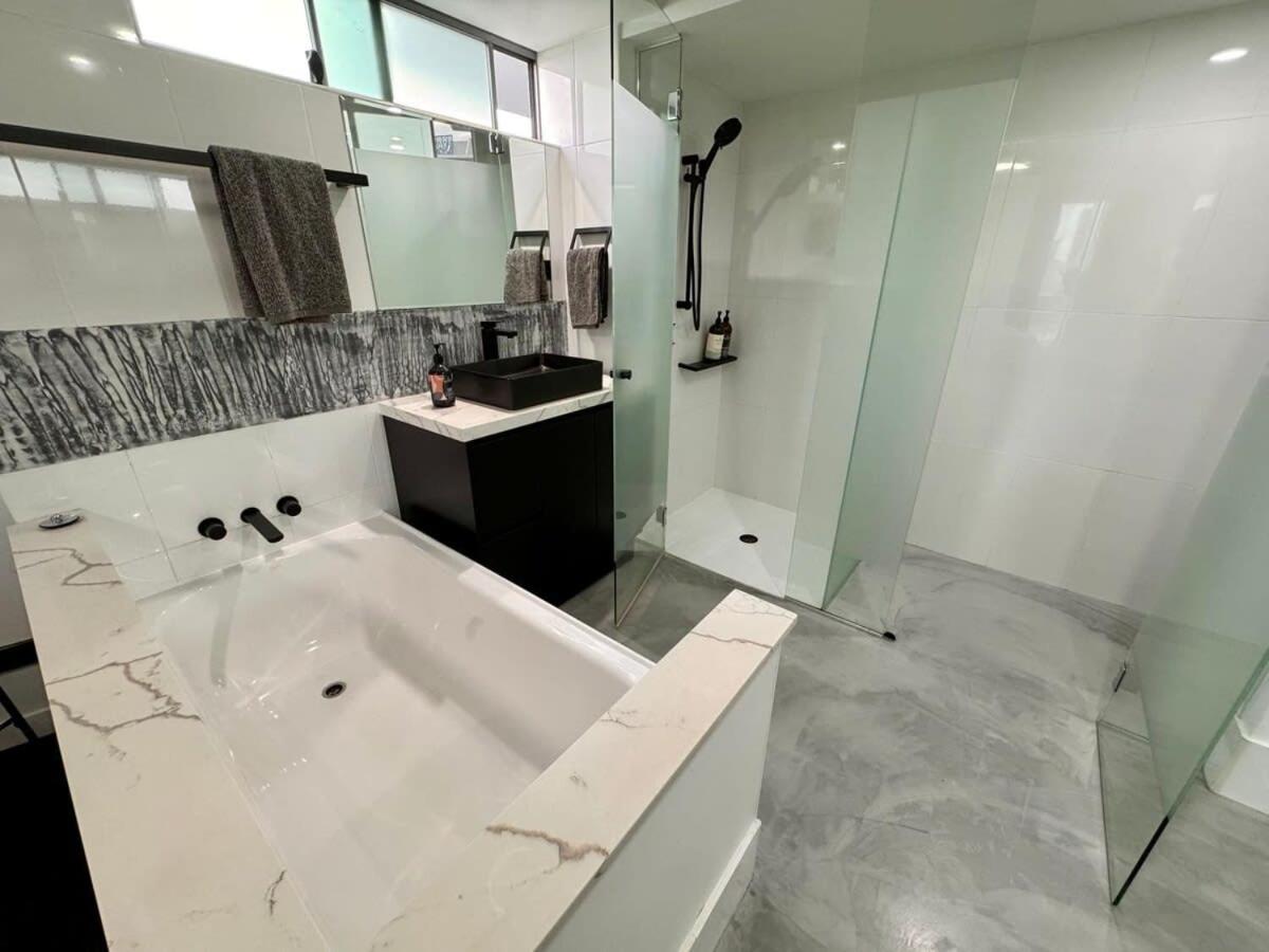 Apartment Spacious River View 3 Bdrm With 2 Car Spaces *