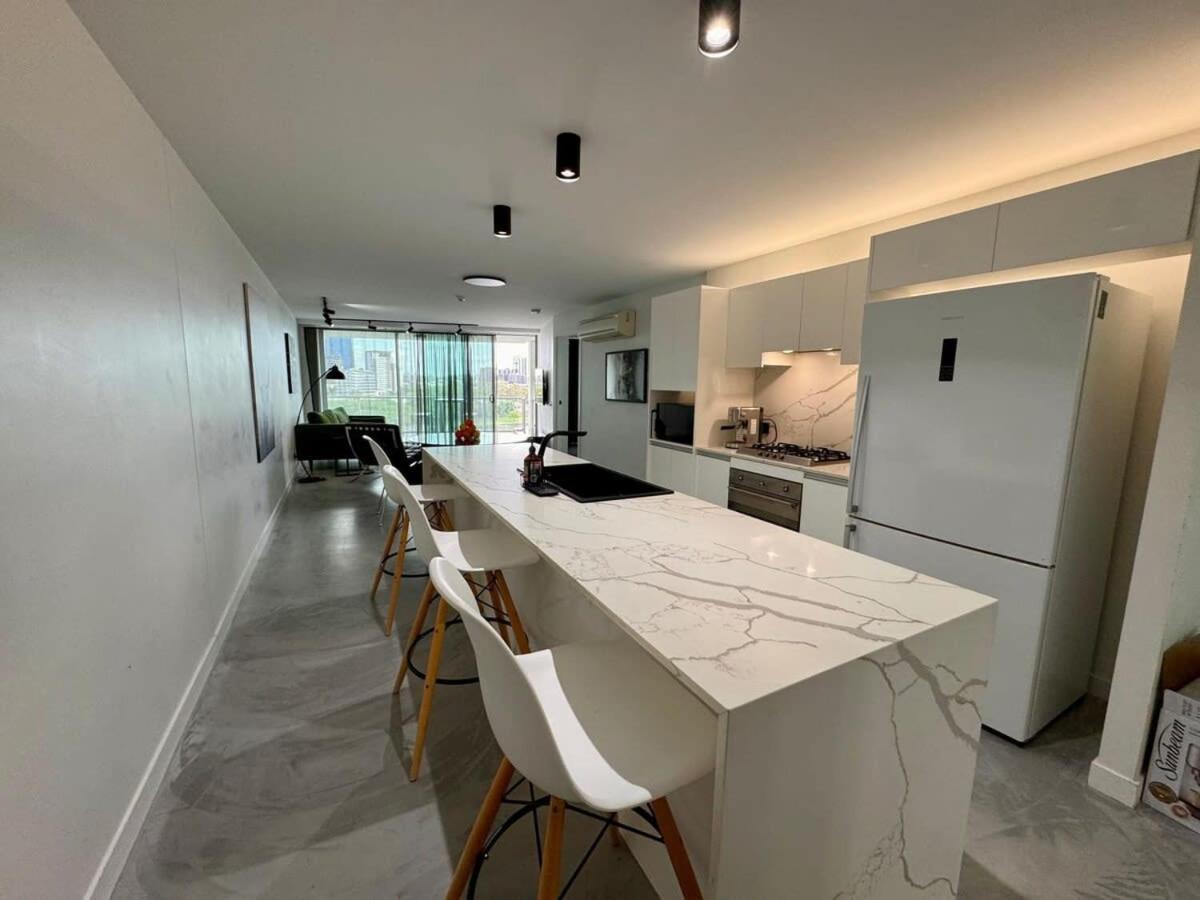 Spacious River View 3 Bdrm With 2 Car Spaces Apartment *