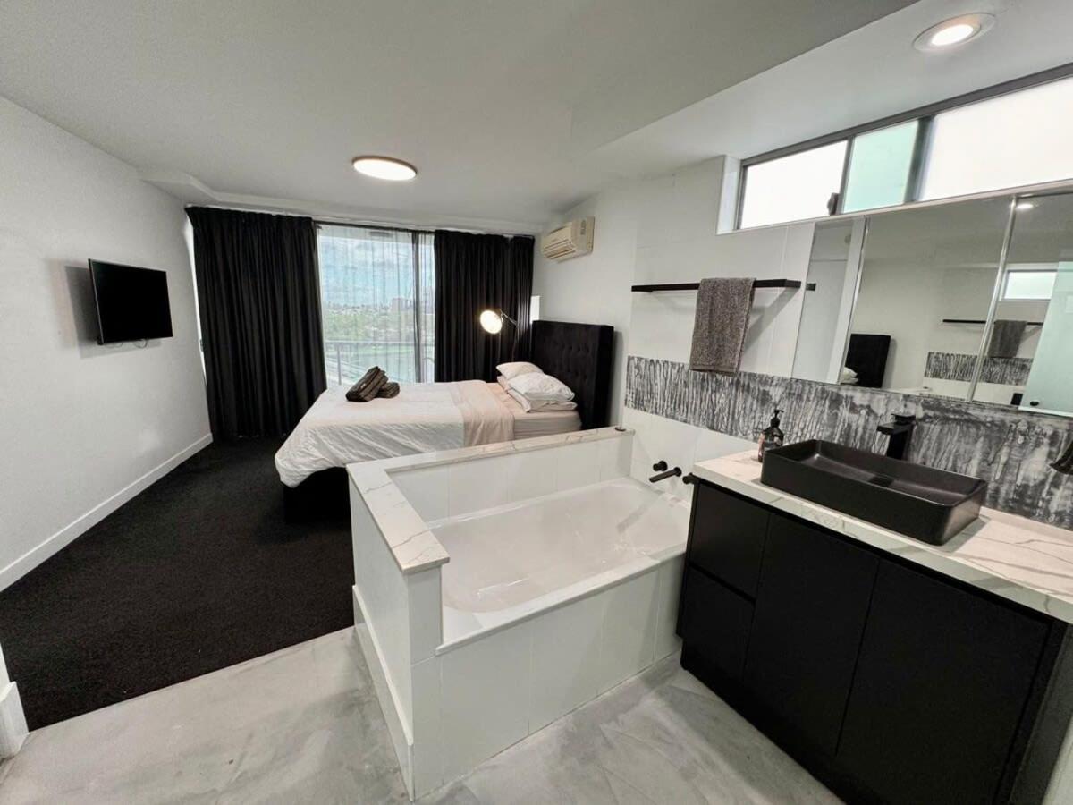 Spacious River View 3 Bdrm With 2 Car Spaces Apartment