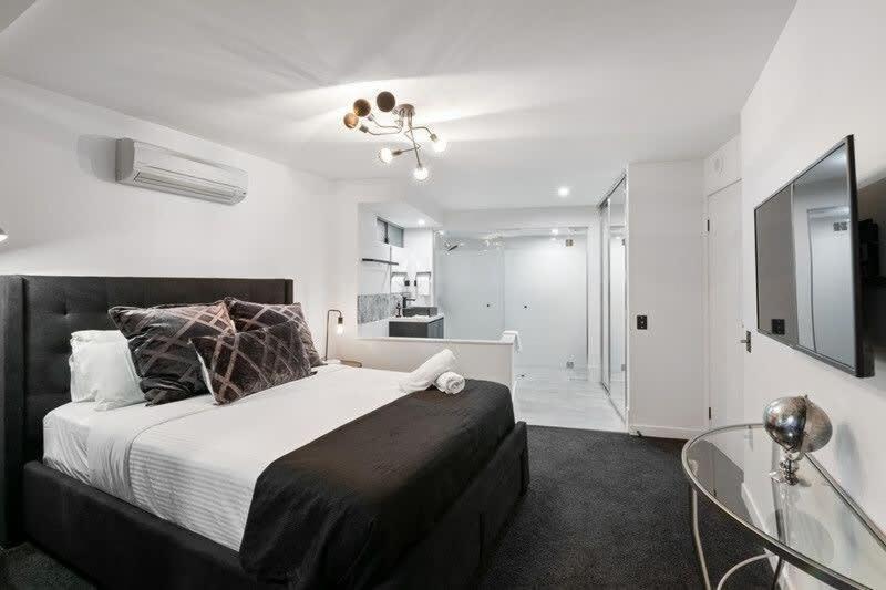Apartment Spacious River View 3 Bdrm With 2 Car Spaces