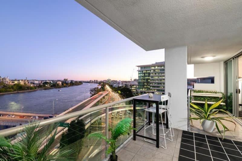 Apartment Spacious River View 3 Bdrm With 2 Car Spaces