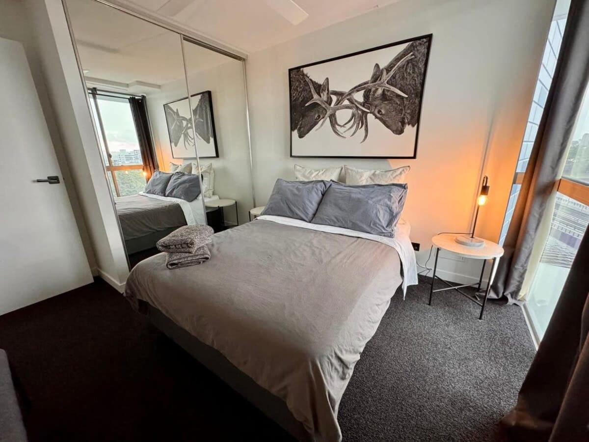 Spacious River View 3 Bdrm With 2 Car Spaces Apartment Brisbane