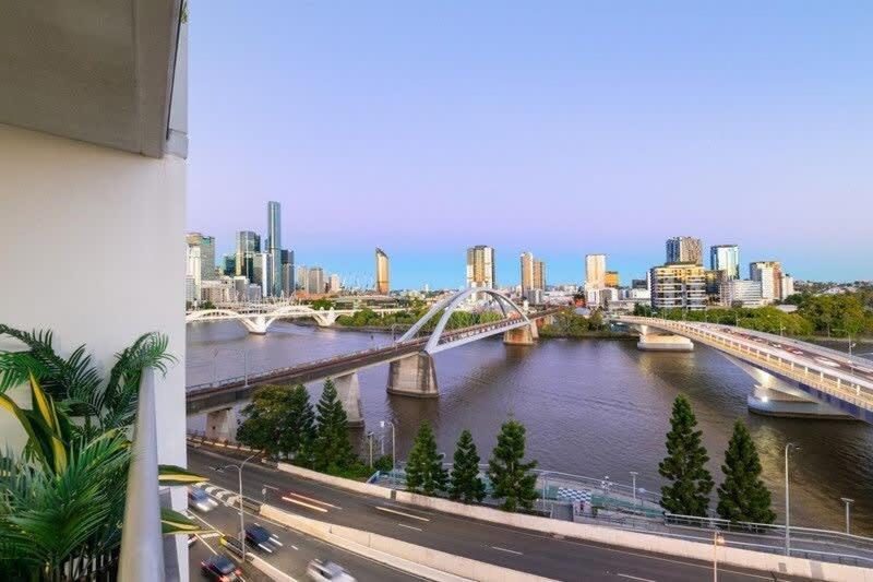 Apartment Spacious River View 3 Bdrm With 2 Car Spaces Brisbane