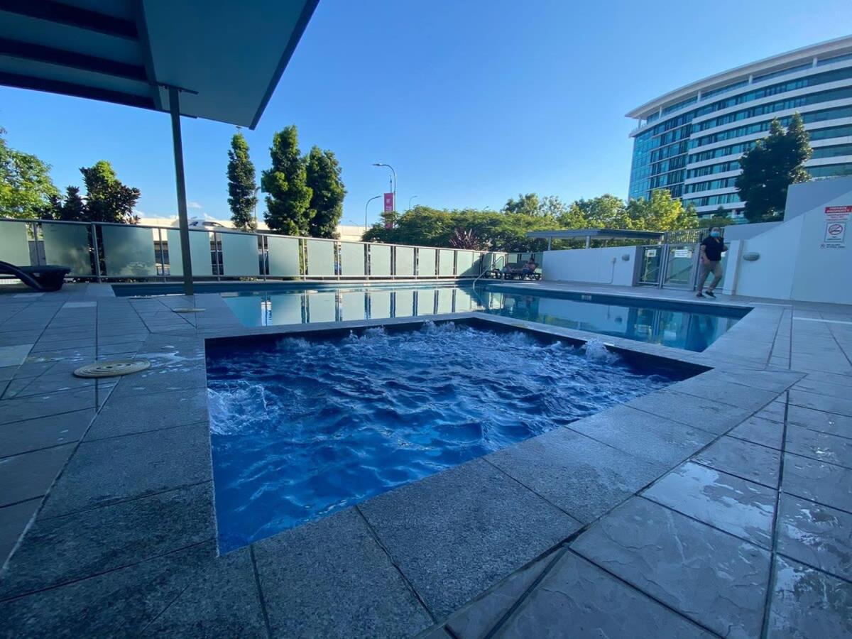 Apartment Spacious River View 3 Bdrm With 2 Car Spaces