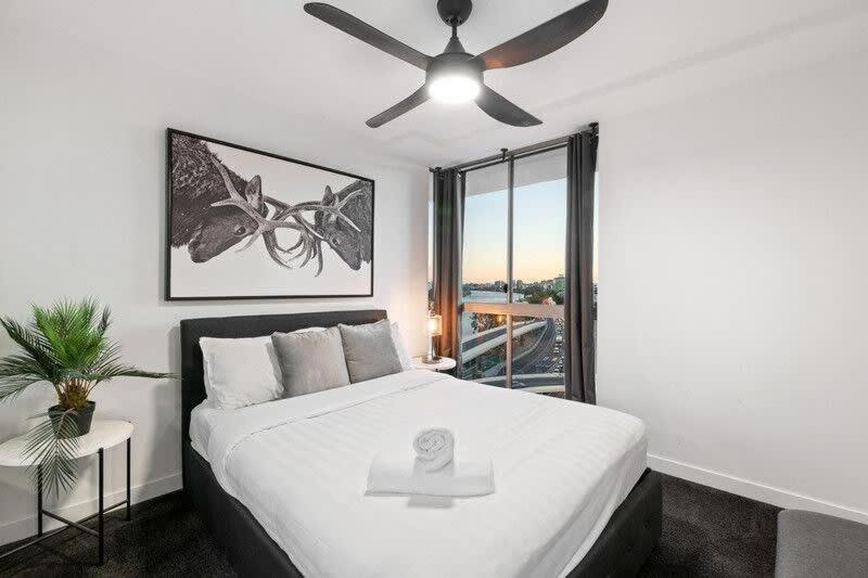 Apartment Spacious River View 3 Bdrm With 2 Car Spaces *
