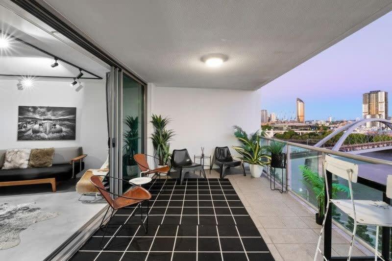 Spacious River View 3 Bdrm With 2 Car Spaces Brisbane
