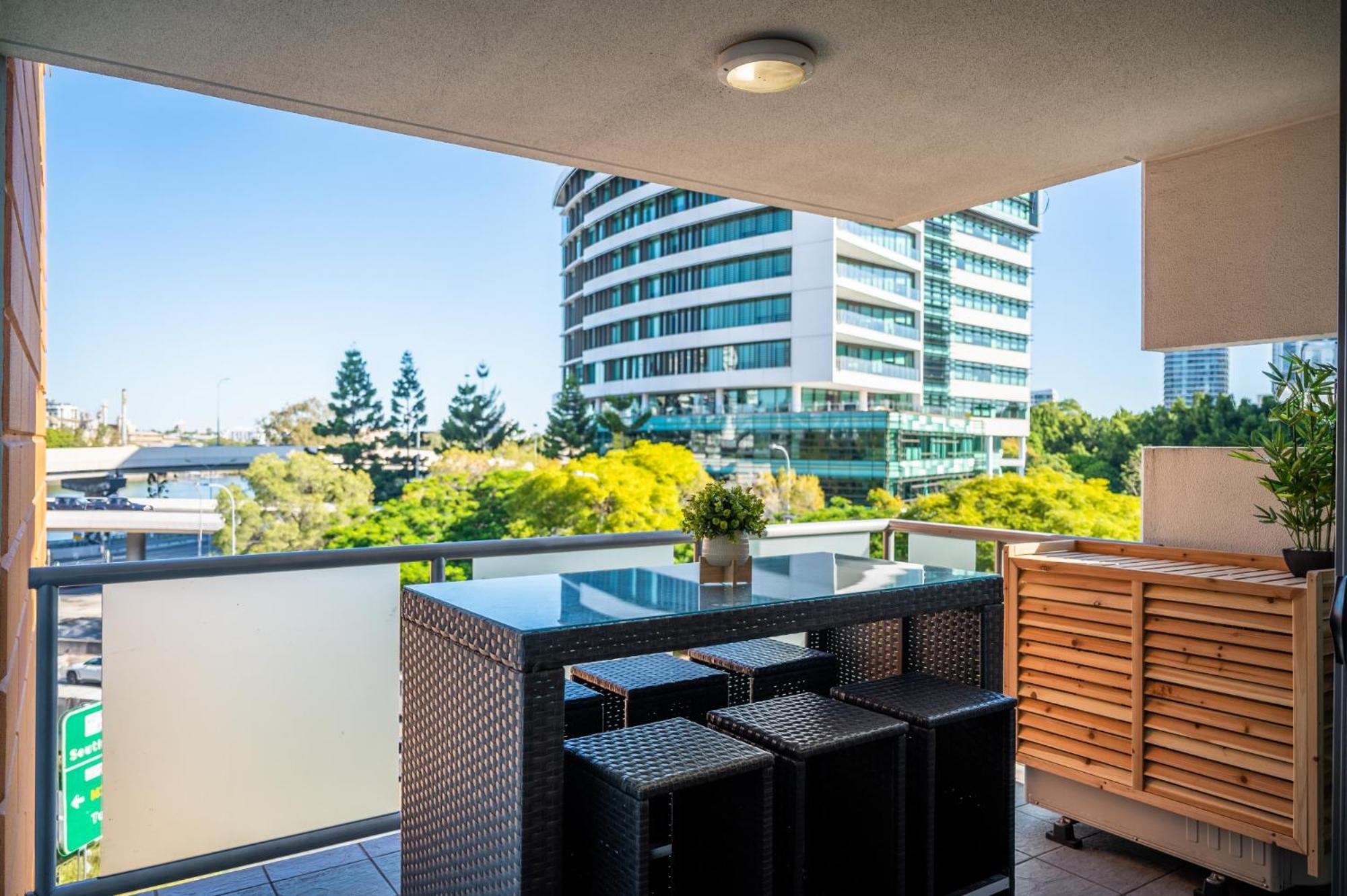 Apartment 3-bedroom Unit With River Views And Balcony