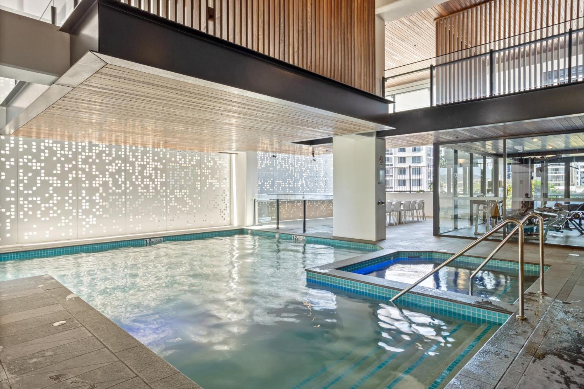 Stunning City Views 2-bed With Pool, Gym & Bbq Apartment *