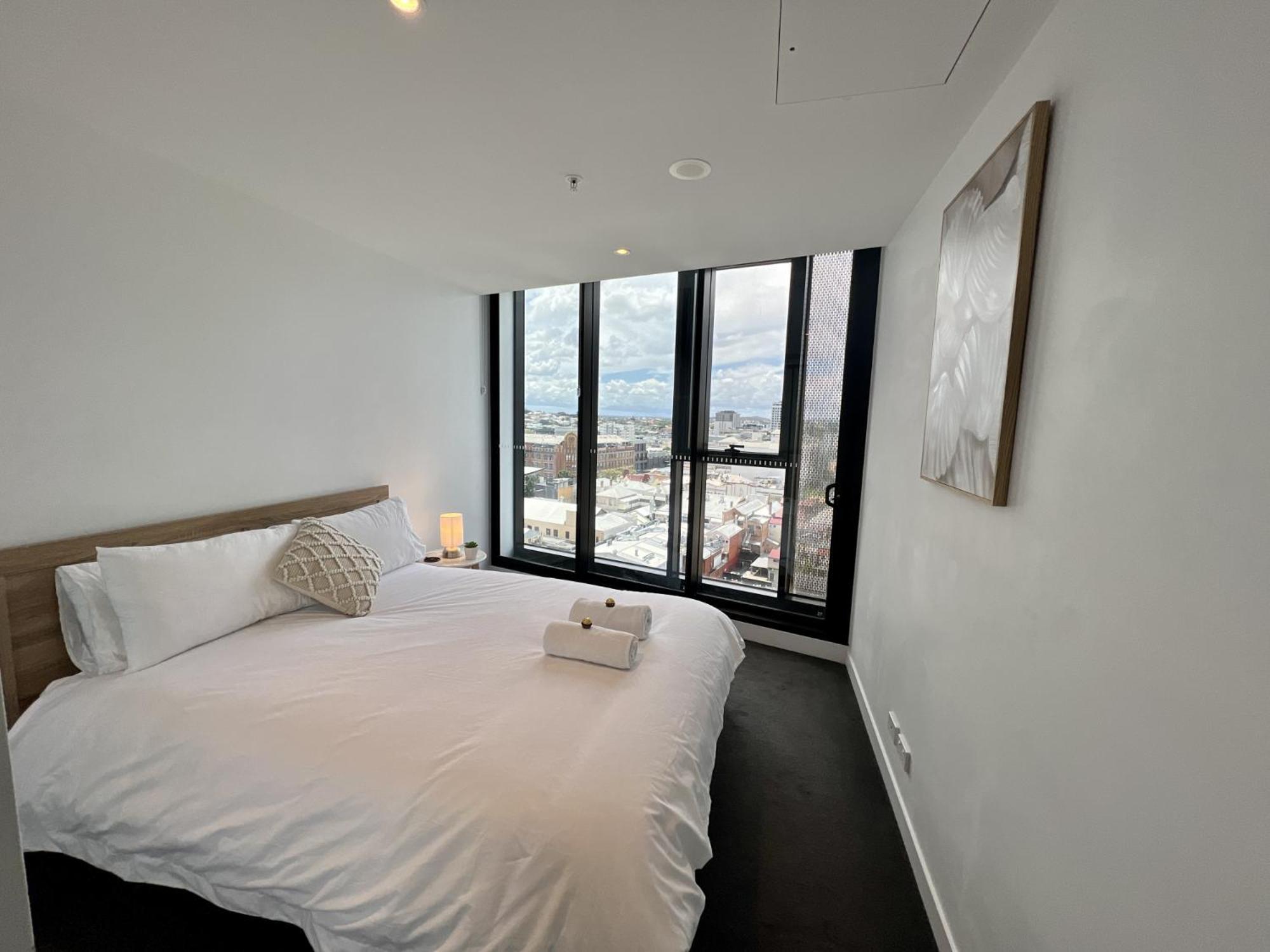 Stylish 1-bed With Pool, Gym & Free Parking *