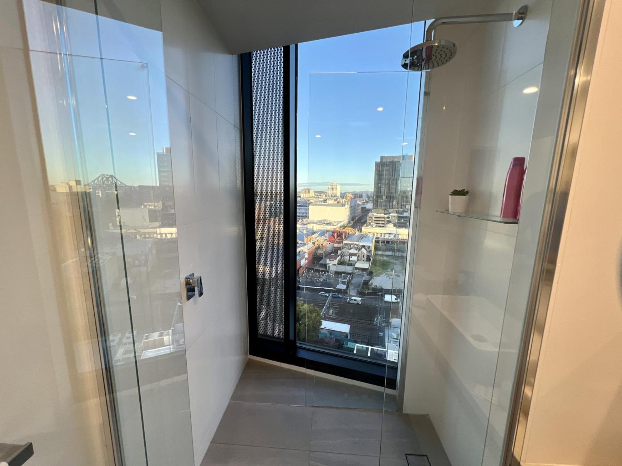 Stylish 1-bed With Pool, Gym & Free Parking