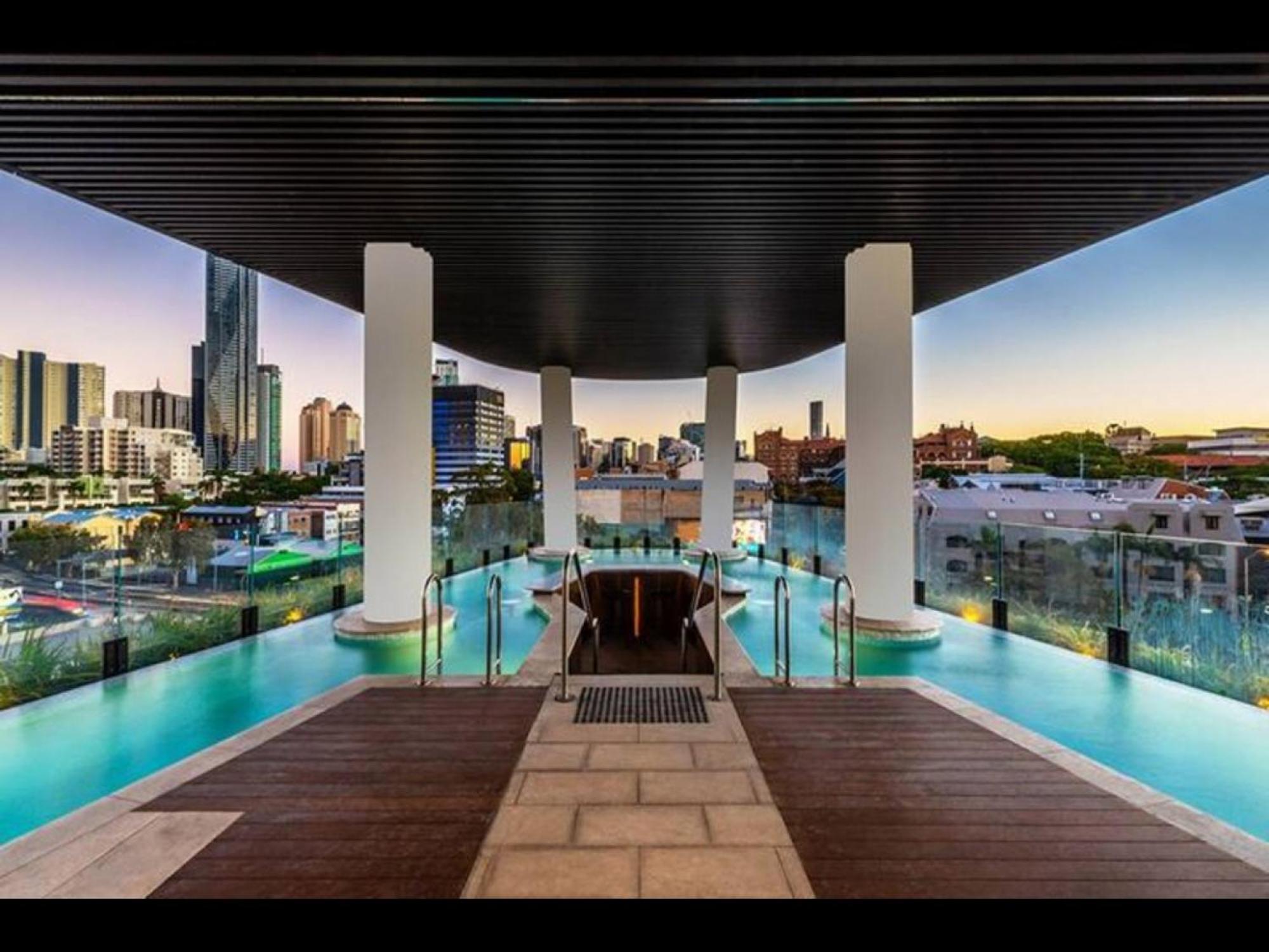 Stylish 1-bed With Pool, Gym & Free Parking *