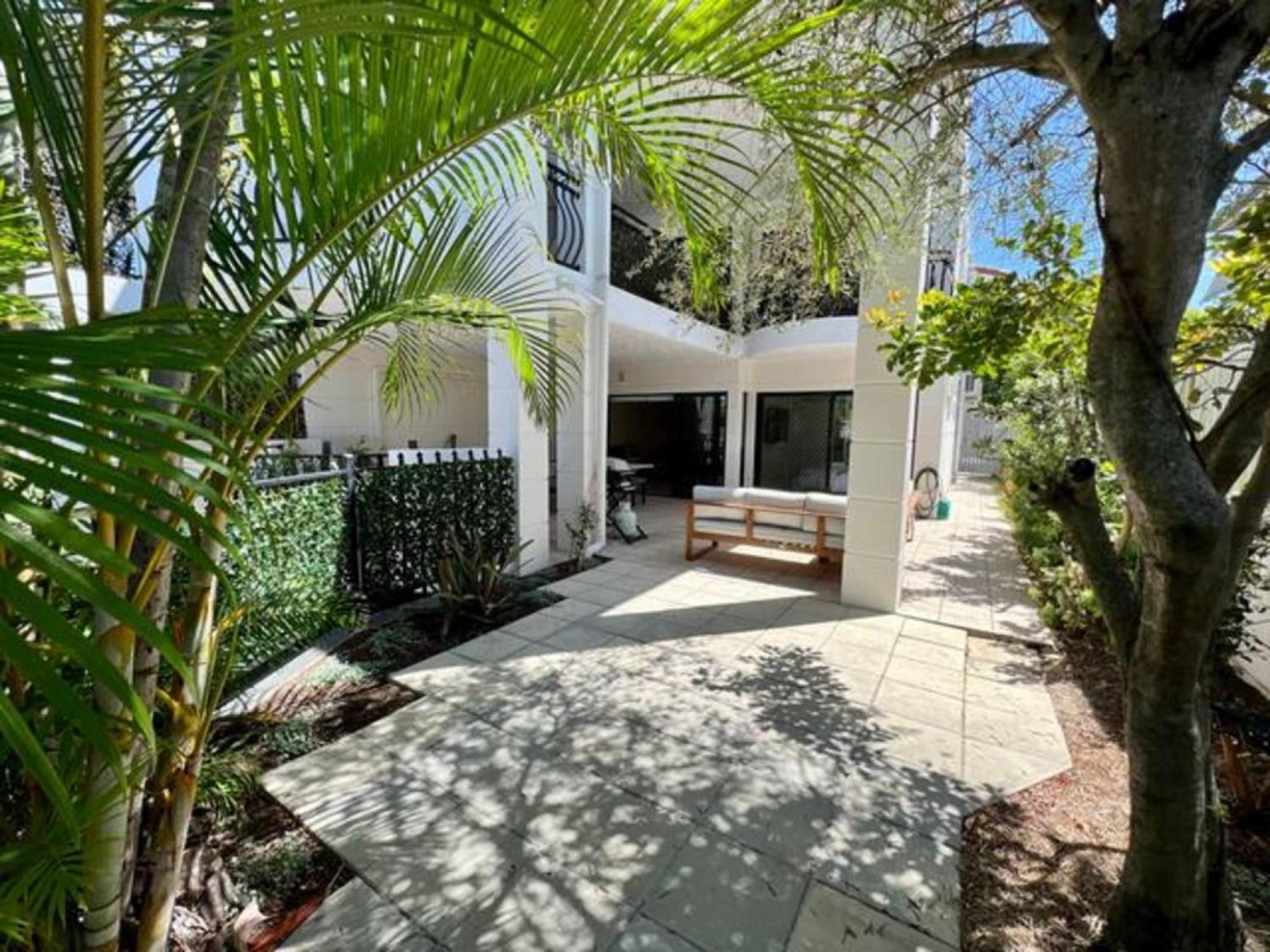 2-bed Unit With Large Backyard, Bbq & Parking Apartamento