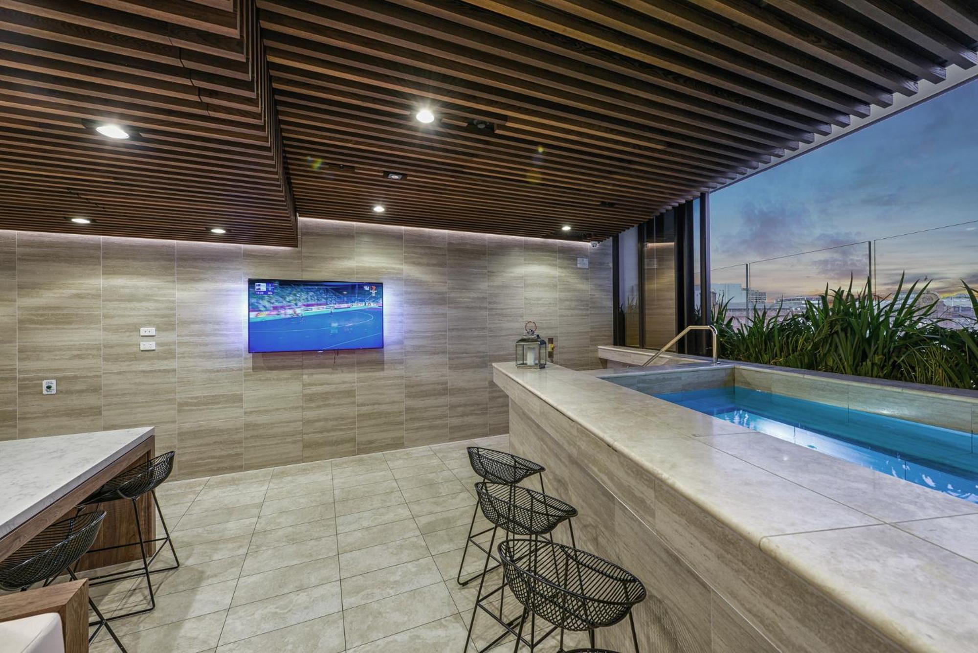 High-rise 1-bed With Pool, Gym And Parking Apartment *