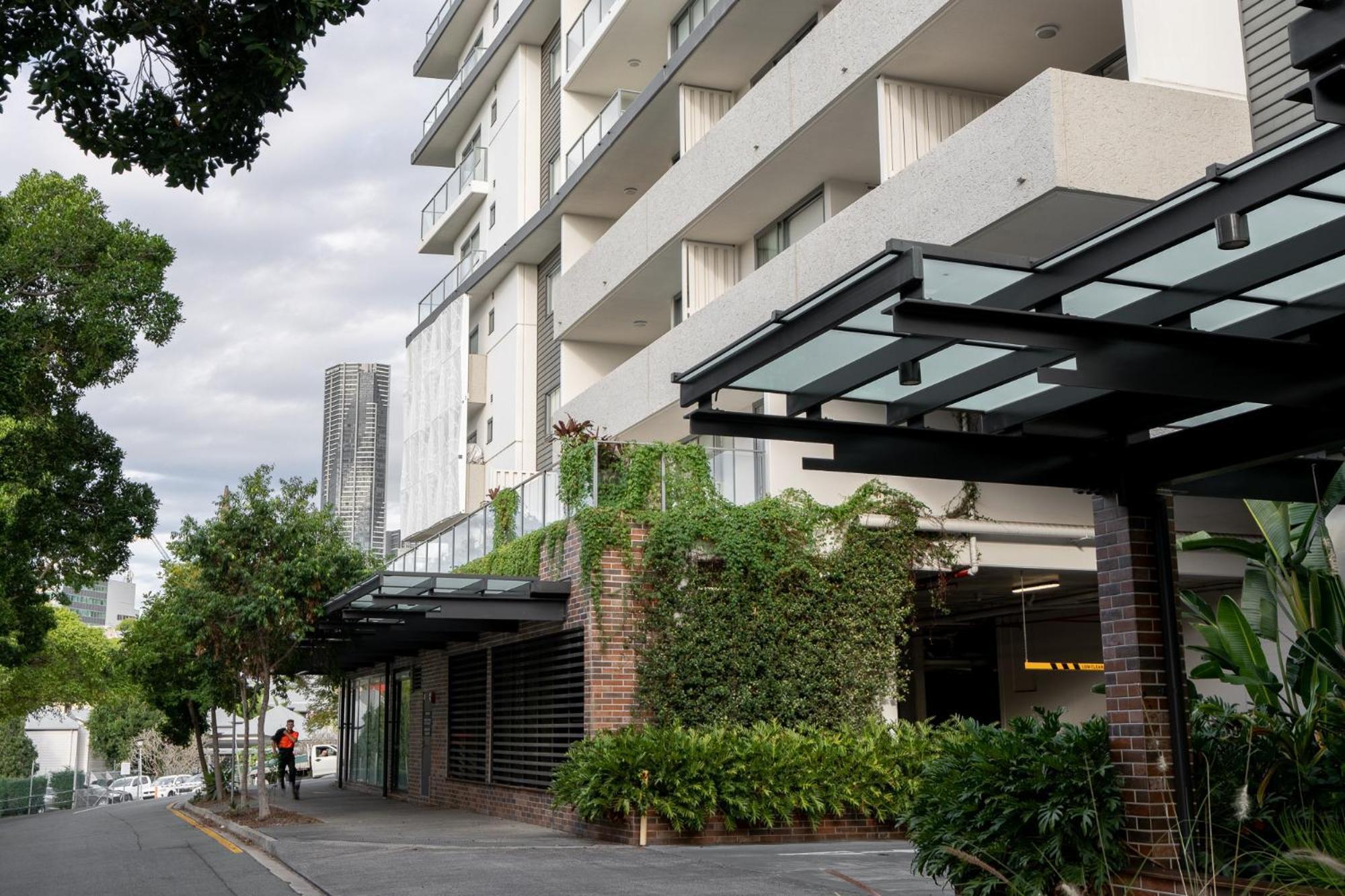Location 2-bed With Gym Pool 7-min From Cbd Apartment
