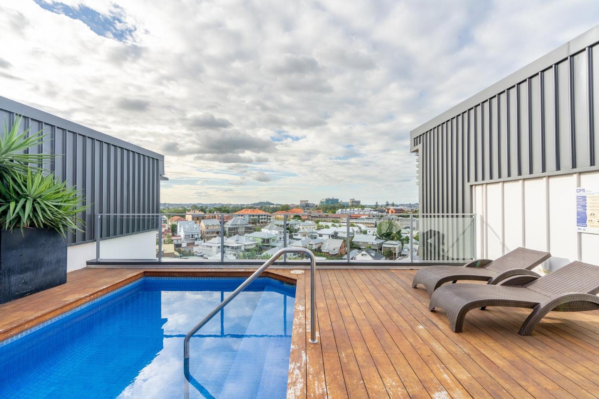 Location 2-bed With Gym Pool 7-min From Cbd Apartment *