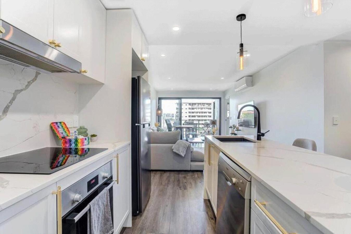 Apartment Modern 2-bed 2-bath - Walk To Hospital & Westfield Brisbane