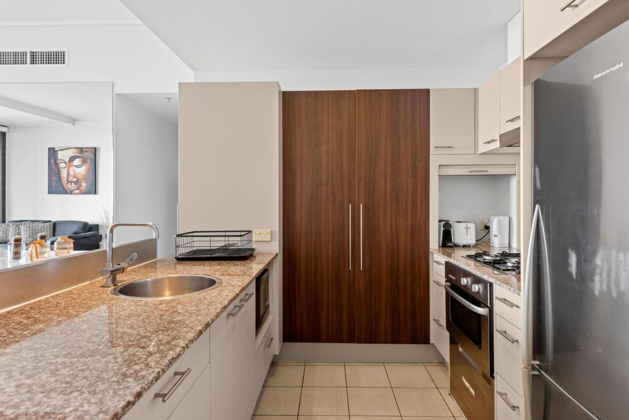 Apartment Urban Skyline 2-bed With Pool & Gym Access *