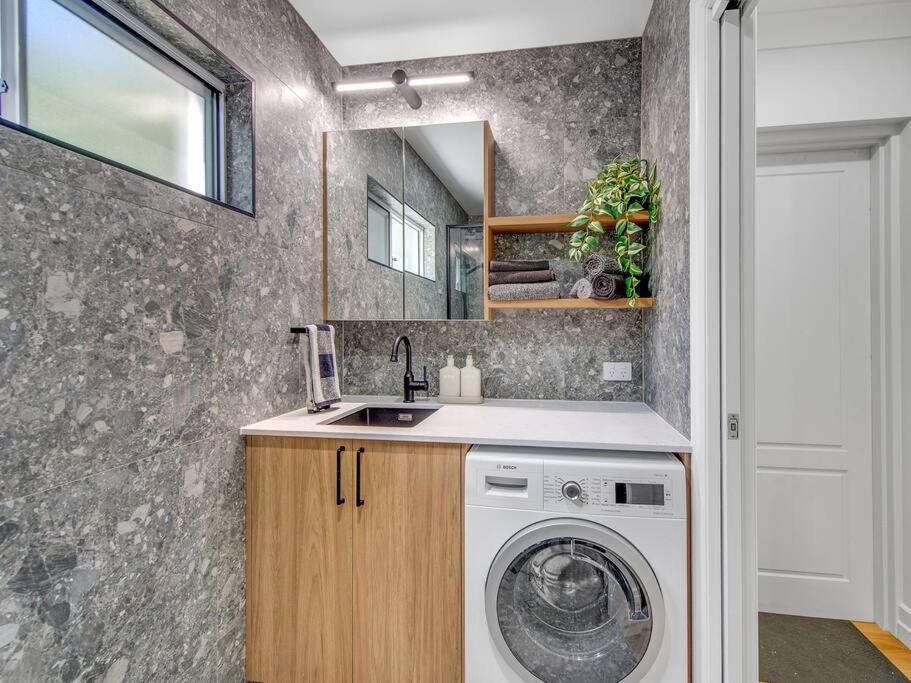 Comfort Cove - Quiet Luxury With Full Kitchen *