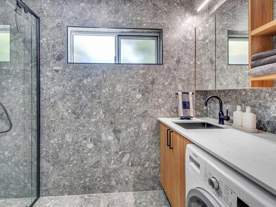 Comfort Cove - Quiet Luxury With Full Kitchen Apartment *