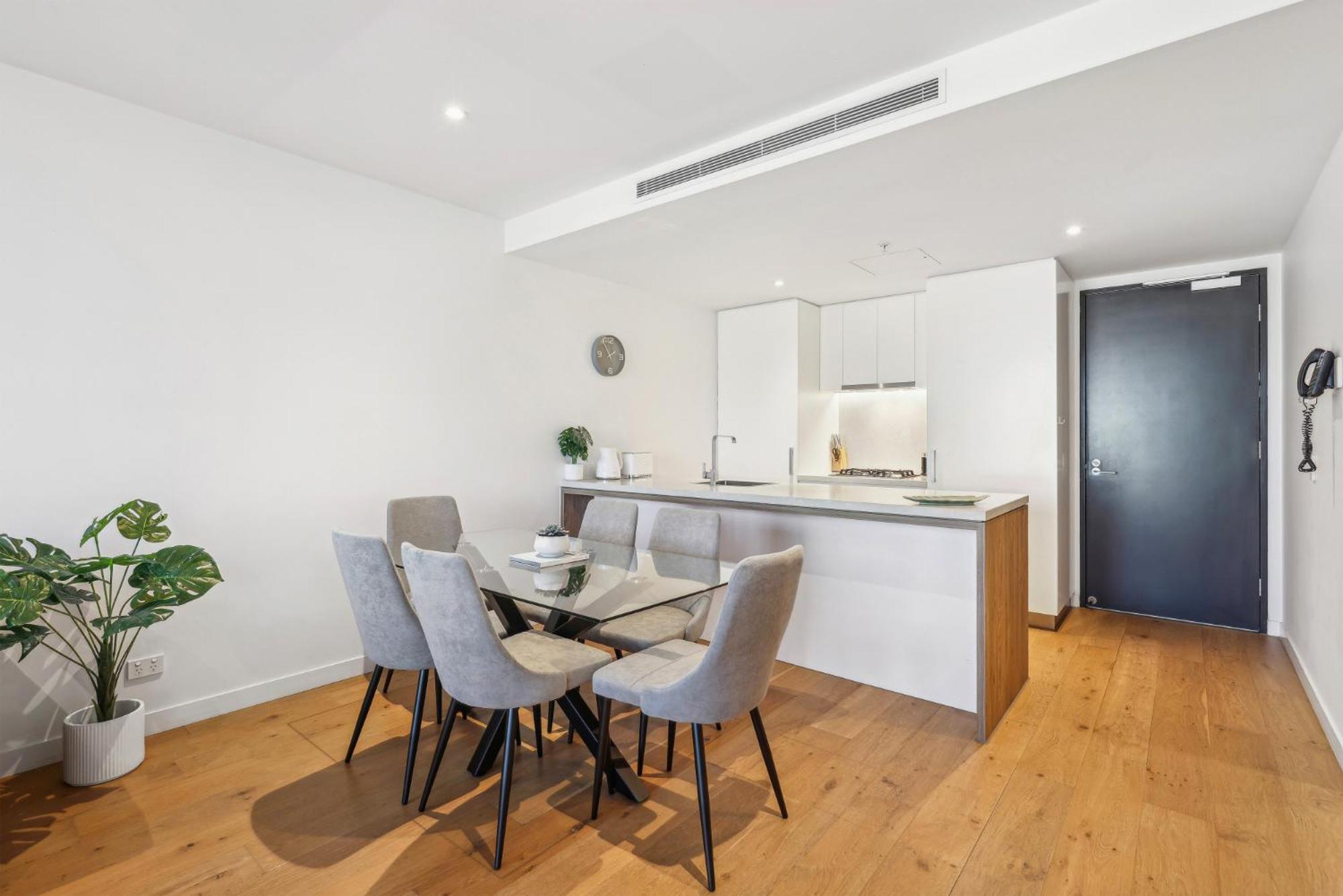 Sophisticated 2-bed With Pool & Gym Apartment
