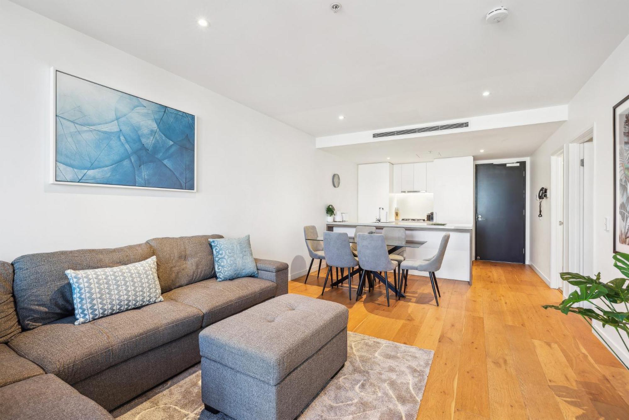 Sophisticated 2-bed With Pool & Gym Apartment *