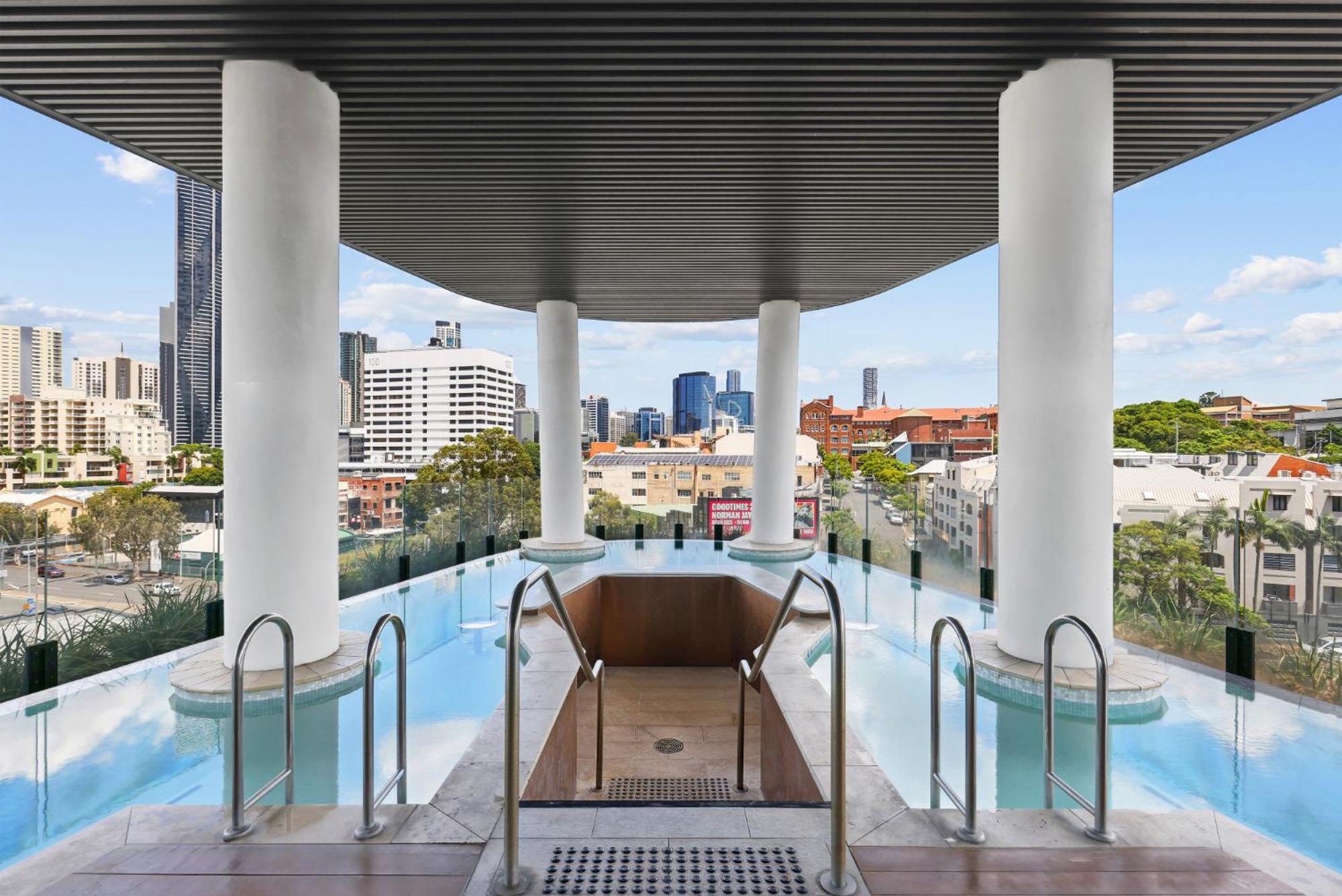 Sophisticated 2-bed With Pool & Gym Apartment