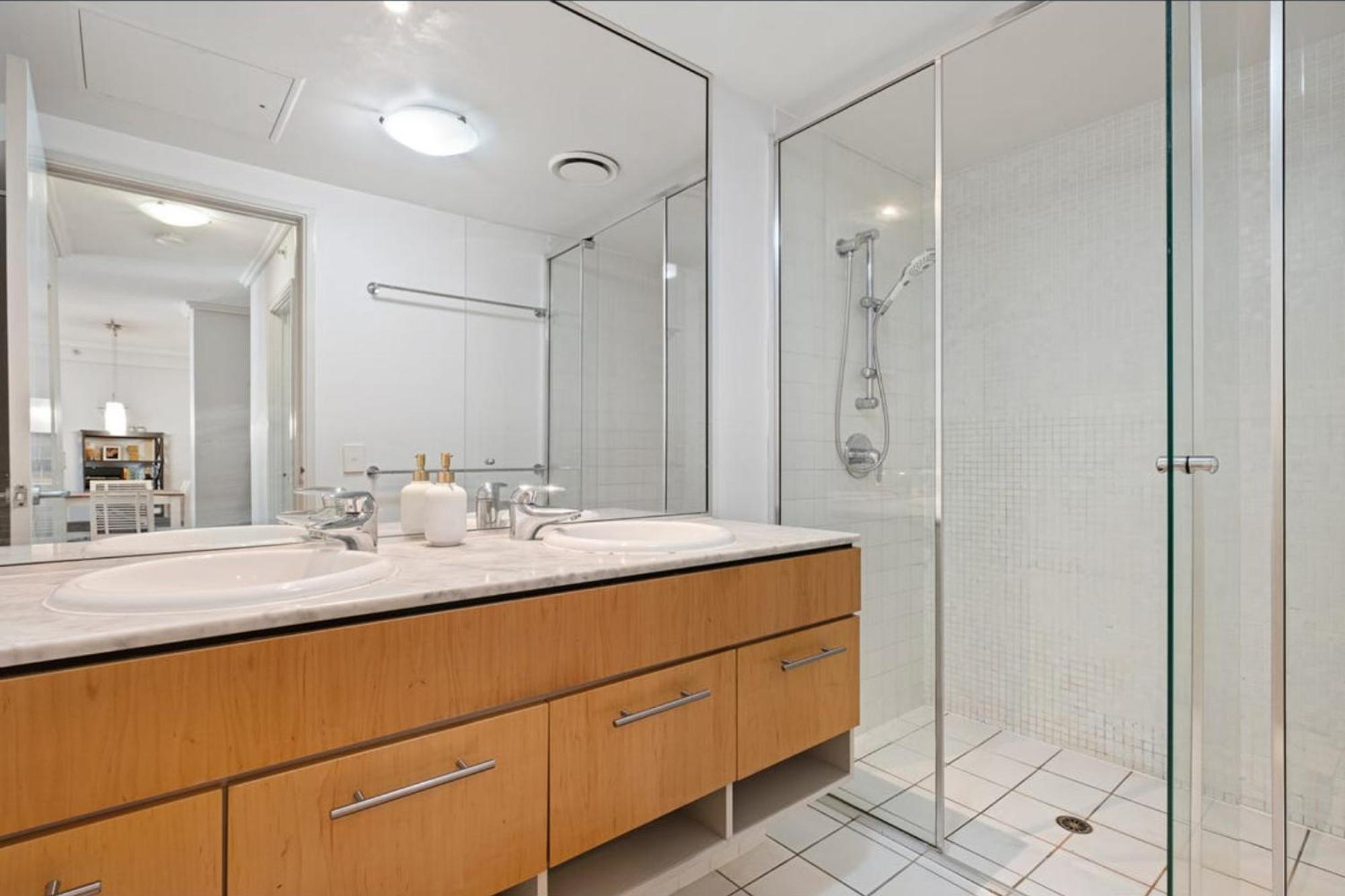 Metropolis Apartment *