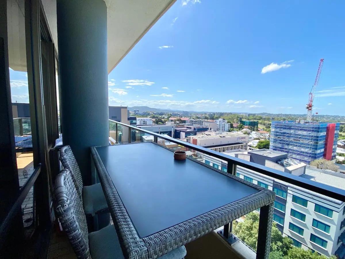 The Summit - Spacious 9th Floor