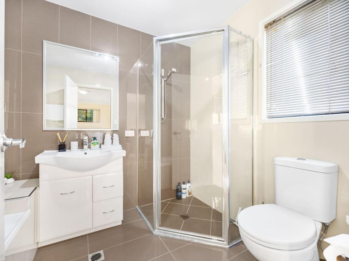 Holiday home 3bd Townhouse Close To Shops, Transport With Carpark