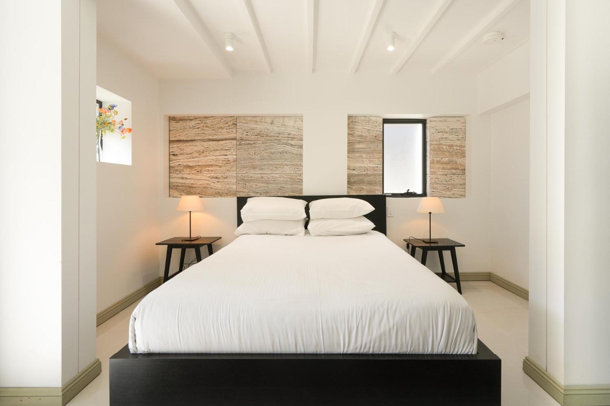 Contemporary 2-bedroom With Movie Apartment