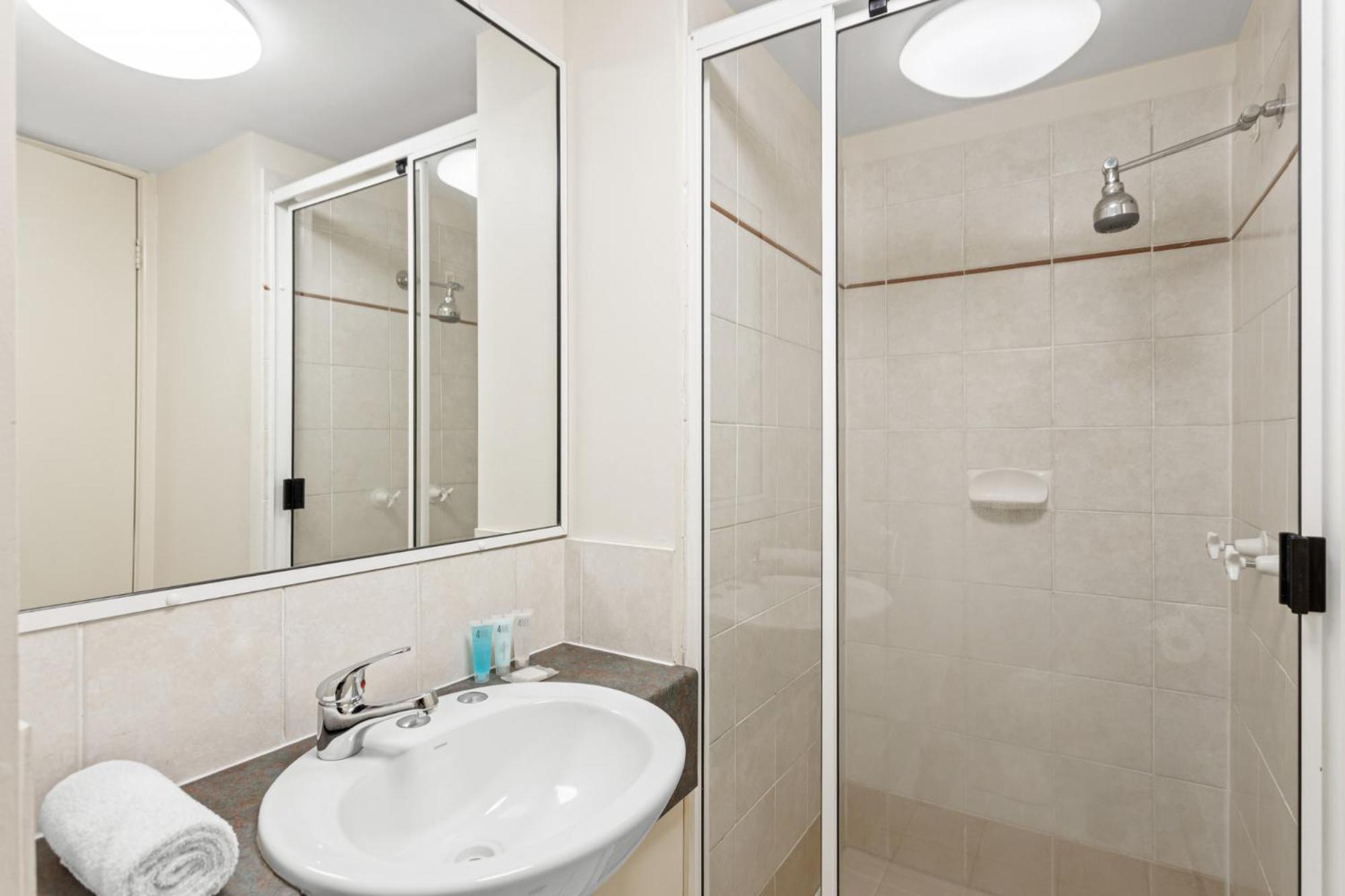 Apartment Albion Convenient Hideaway With Parking & Balcony