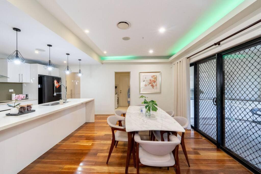Apartment Spacious 5br 3ba W Parking And Yard In Sunnybank - S4 Brisbane