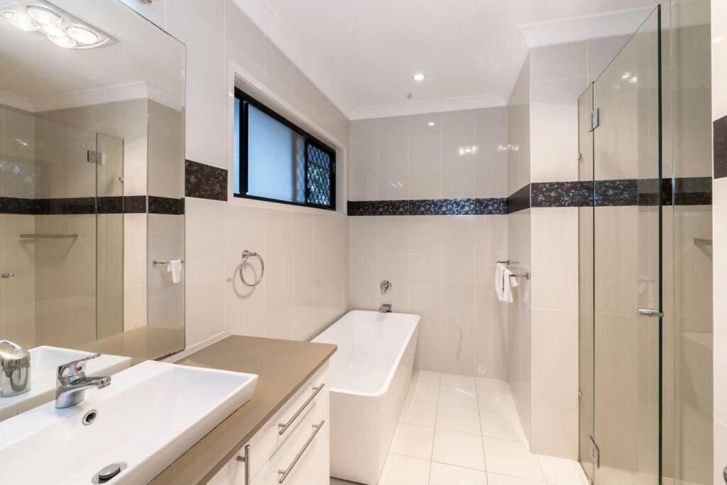 Spacious 5br 3ba W Parking And Yard In Sunnybank - S4