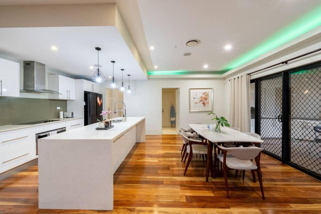 Spacious 5br 3ba W Parking And Yard In Sunnybank - S4 Apartment Brisbane
