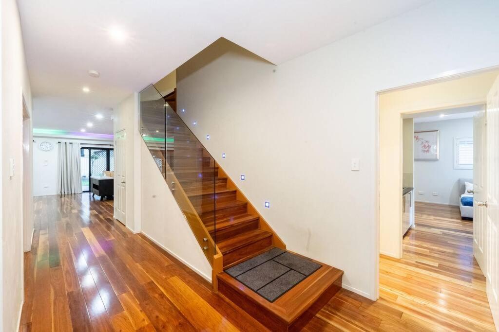 Apartment Spacious 5br 3ba W Parking And Yard In Sunnybank - S4 *