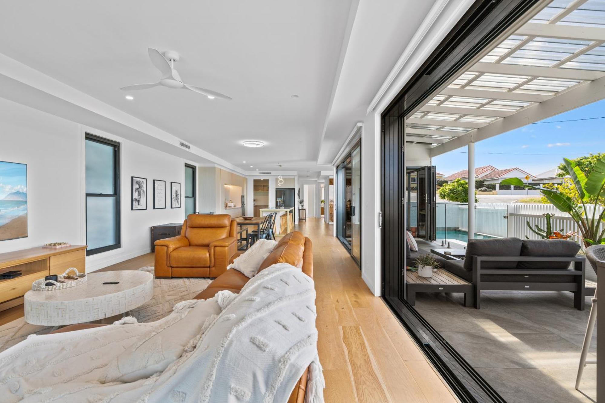 Deluxe 4-bed With Pool Pizza Oven & Fire Pit Brisbane