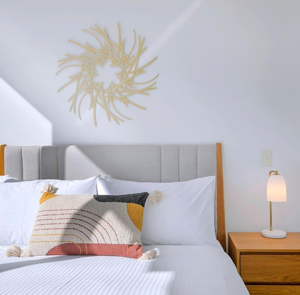 Of Spring Hill - Balcony Bliss And Poolside Escape Apartment *