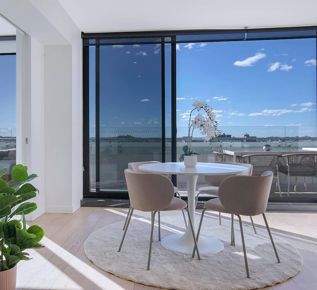 Of Spring Hill - Balcony Bliss And Poolside Escape Apartment