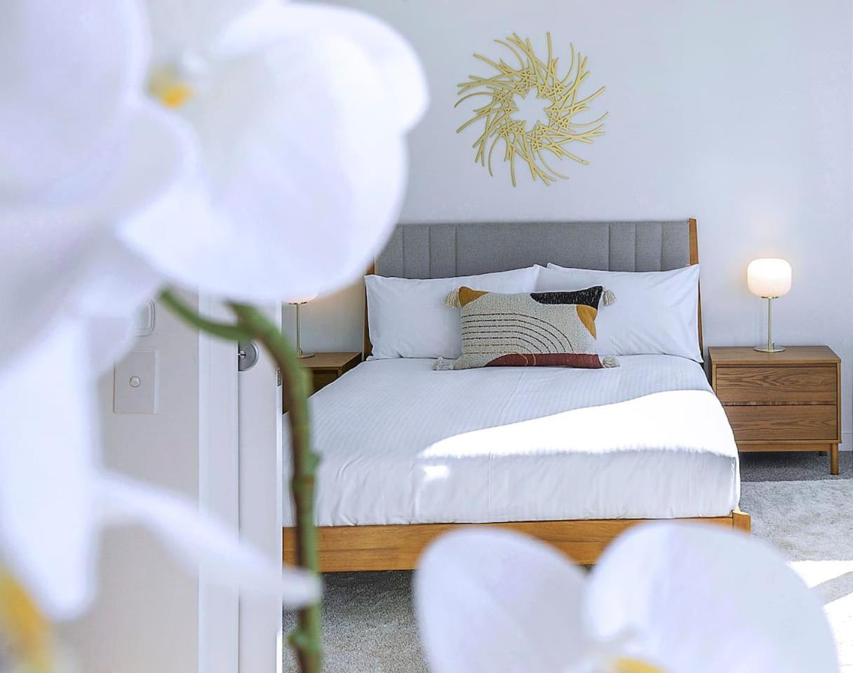 Of Spring Hill - Balcony Bliss And Poolside Escape Apartment *