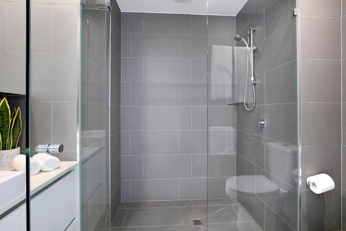 Of Spring Hill - Balcony Bliss And Poolside Escape Apartment Brisbane