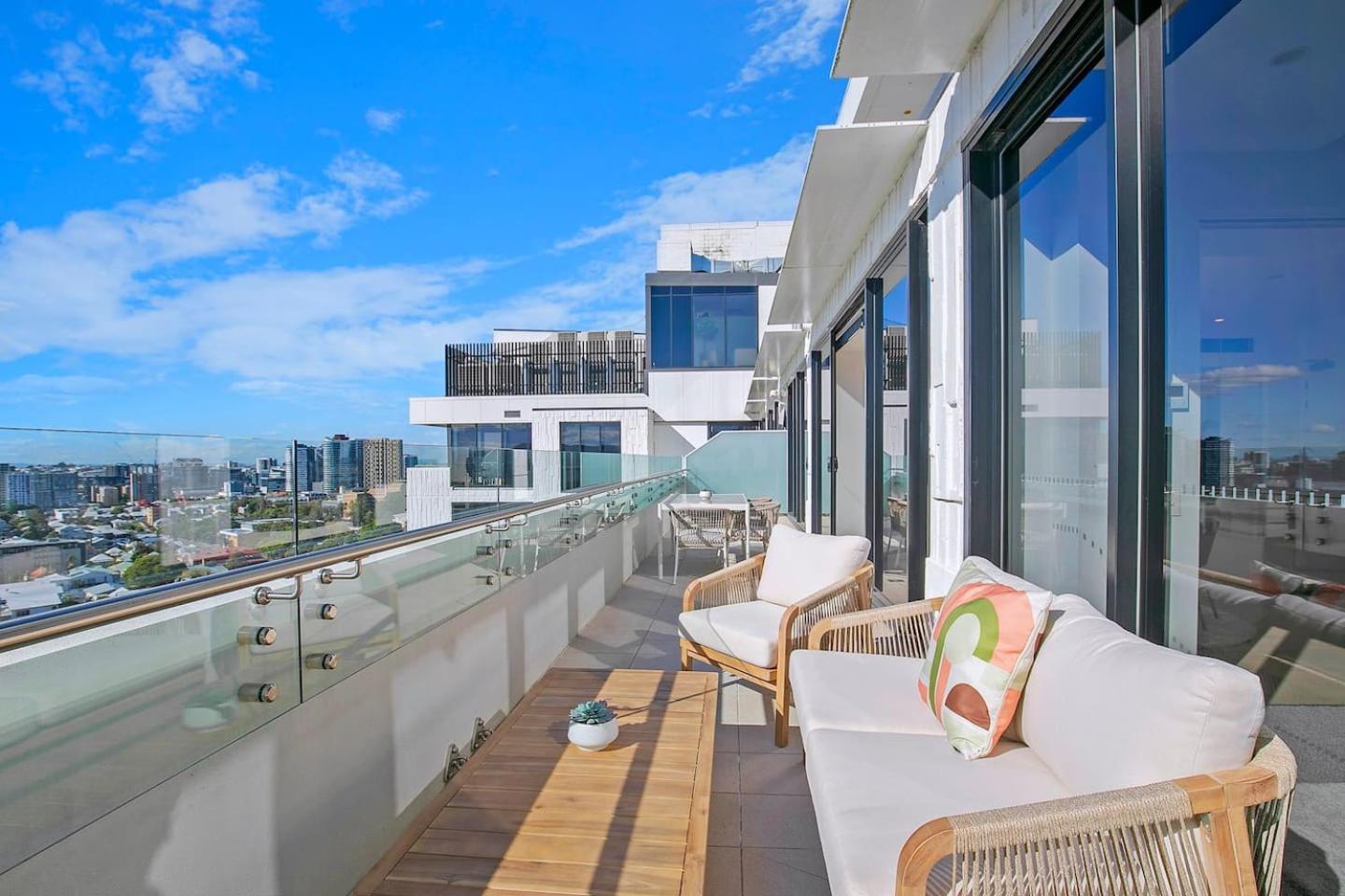 Of Spring Hill - Balcony Bliss And Poolside Escape Apartment *